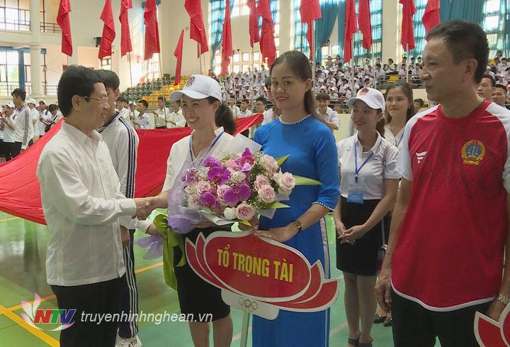 Các đại biểu tặng hoa cho các đoàn tham gia giải đấu.