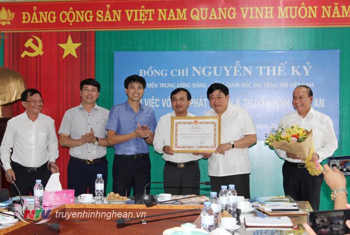 Tổng Giám đốc VOV Nguyễn Thế Kỷ tặng bằng khen cho NTV trong công tác phối hợp