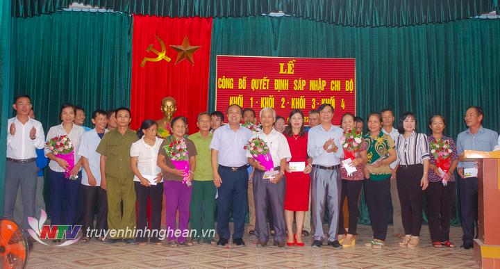 Huyện ủy Yên Thành trao Quyết định bổ nhiệm Bí thư, Phó bí thư chi bộ và các chức danh đoàn thể khối 2 Thị trấn