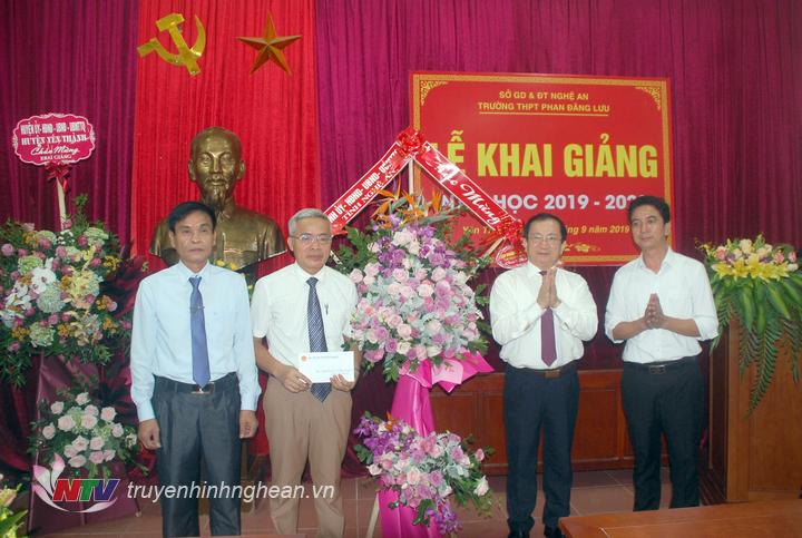 Phó Chủ tịch UBND tỉnh Đinh Viết Hồng dự Lễ khai giảng tại Yên Thành