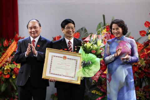 ng Nguyễn Minh Hồng (giữa) trong buổi lễ nhận danh hiệu Anh hùng Lao động tháng 6/2013. Ảnh: internet