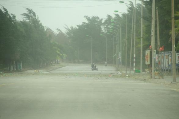 Gió quá lớn khiến nhiều người dân phải quay xe lại khi đi qua tuyến đường ven biển Cửa Tùng.