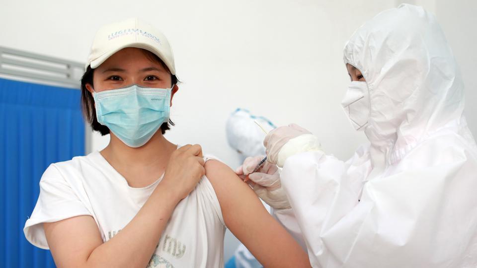 Ad5-nCoV là vaccine đầu tiên được thử nghiệm trên người. Ảnh: Reuters.