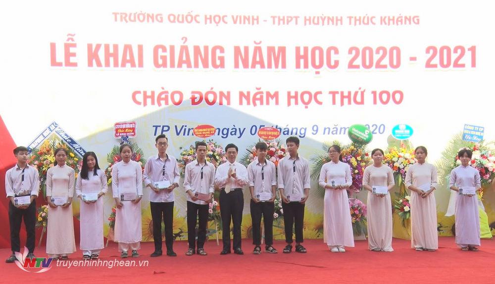 Phó Bí thư Thường trực Tỉnh ủy, Chủ tịch HĐND tỉnh Nguyễn Xuân Sơn tặng quà cho học sinh nhà trường.