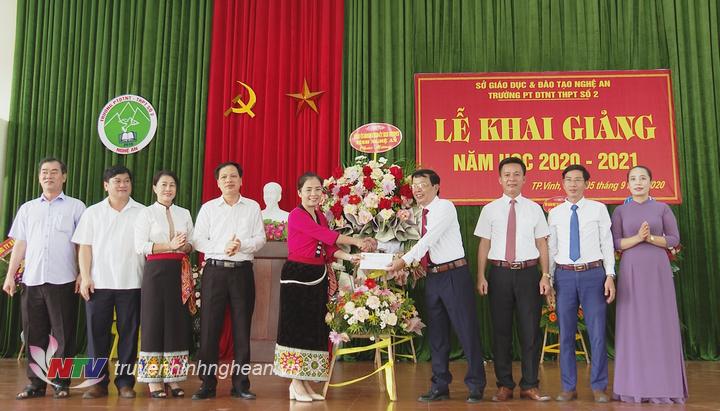 Đồng chí Võ Thị Minh Sinh - Ủy viên BTV Tỉnh ủy, Chủ tịch UBMTTQ tỉnh tặng hoa chúc mừng nhà trường.