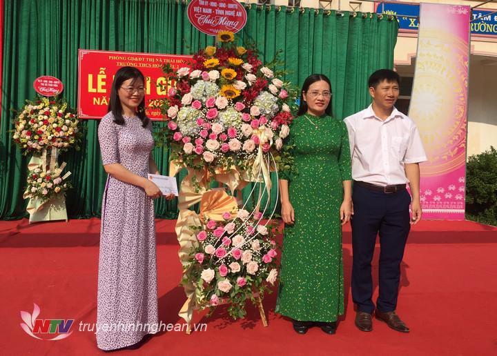 Phó Chủ tịch HĐND tỉnh Cao Thị Hiền tặng hoa chúc mừng nhà trường.