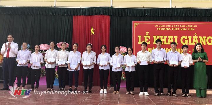 Phó Chủ tịch UBND tỉnh Hoàng Nghĩa Hiếu và Bí thư Huyện ủy Nam Đàn Nguyễn Thị Hồng Hoa trao tặng quà cho học sinh tại lễ khai giảng.