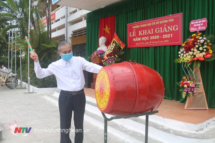 Phó Chủ tịch UBND tỉnh Lê Ngọc Hoa đánh trống khai trường THCS Quỳnh Yên