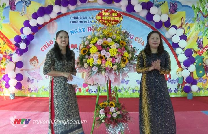 Trưởng ban Tuyên giáo Tỉnh ủy Nguyễn Thị Thu Hường tặng hoa chúc mừng nhà trường.