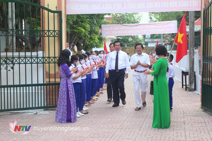 Thầy và trò Trường THPT Hồ Xuân Hương chào đón đoàn đại biểu đến dự lễ khai giảng.