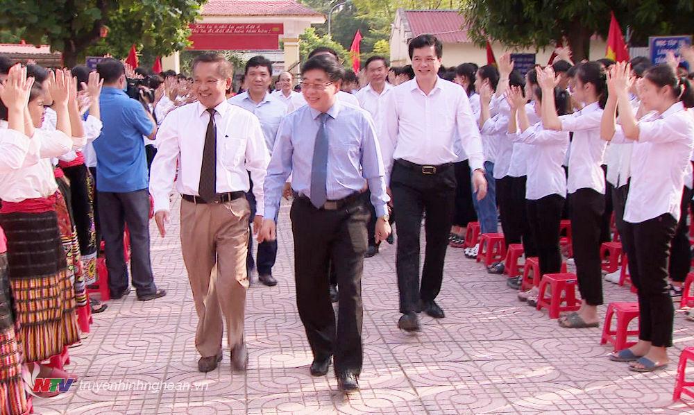 Thầy và trò Trường THPT Con Cuông chào đón các đại biểu đến dự lễ khai giảng.