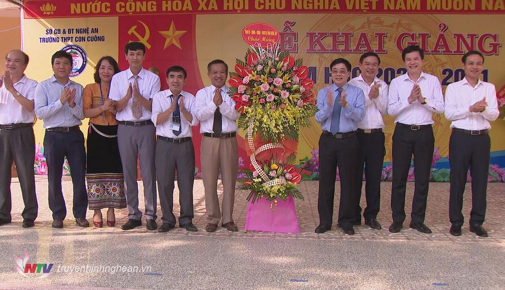 Phó Bí thư Tỉnh ủy Nguyễn Văn Thông tặng hoa chúc mừng nhà trường.