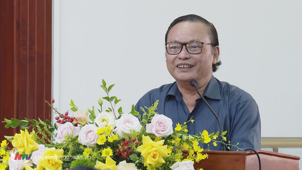 TS Nguyễn Văn Tùng trình bày tham luận ghi nhận về những cống hiến của thầy