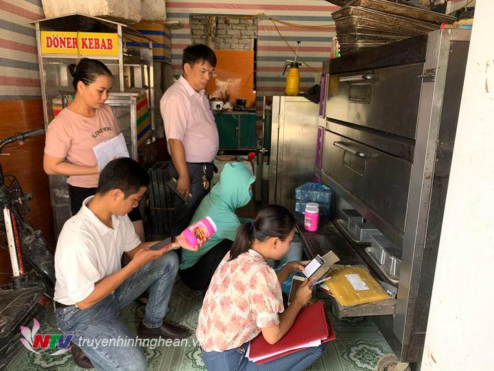Đoàn kiểm tra liên ngành huyện Yên Thành kiểm tra cơ sở sản xuất bánh mì ở  xã Trung Thành