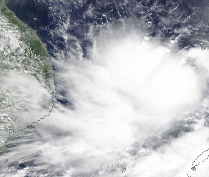 Hình ảnh vệ tinh của bão số 5 đang tiến dần vào đất liền các tỉnh miền Trung nước ta lúc rạng sáng 17/9. Ảnh: NASA.