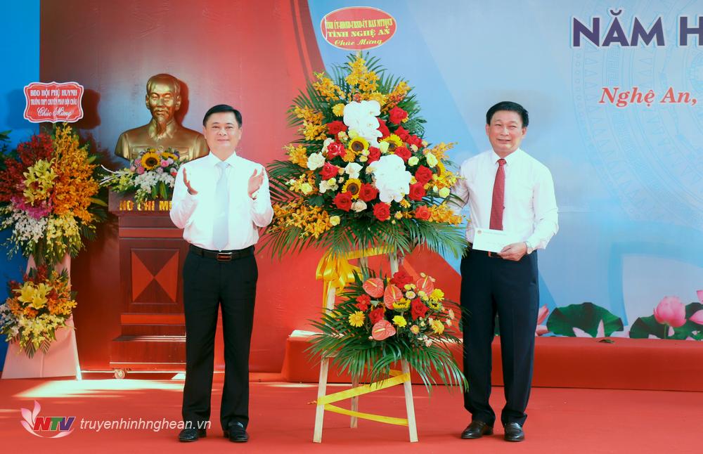 Bí thư Tỉnh ủy Thái Thanh Quý tặng hoa chúc mừng nhà trường.