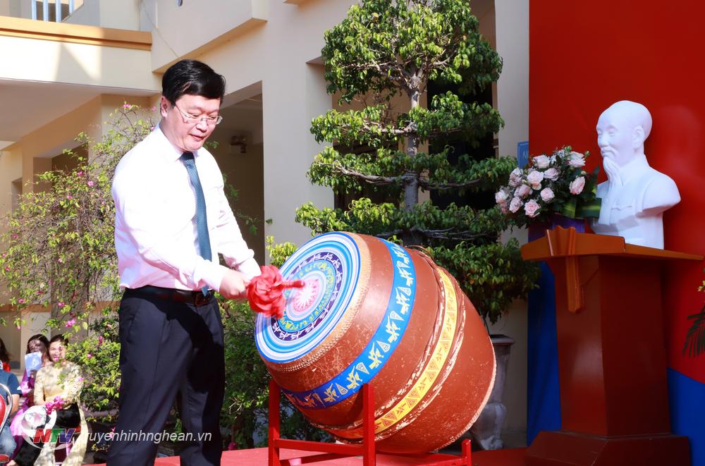 Chủ tịch UBND tỉnh Nguyễn Đức Trung đấnh trống khai trường.