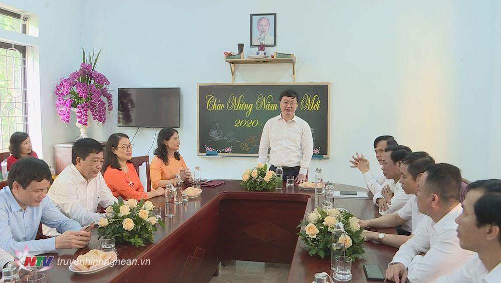 Chủ tịch UBND tỉnh Nguyễn Đức Trung làm việc với nhà trường sau lễ khai giảng.