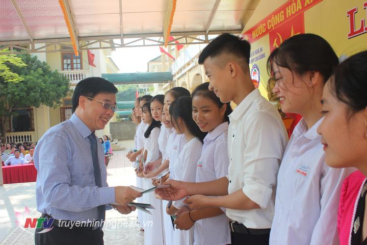 Phó Bí thư Tỉnh uỷ Nguyễn Văn Thông trao quà cho học sinh có hoàn cảnh khó khăn vươn lên học tốt tại huyện Con Cuông.