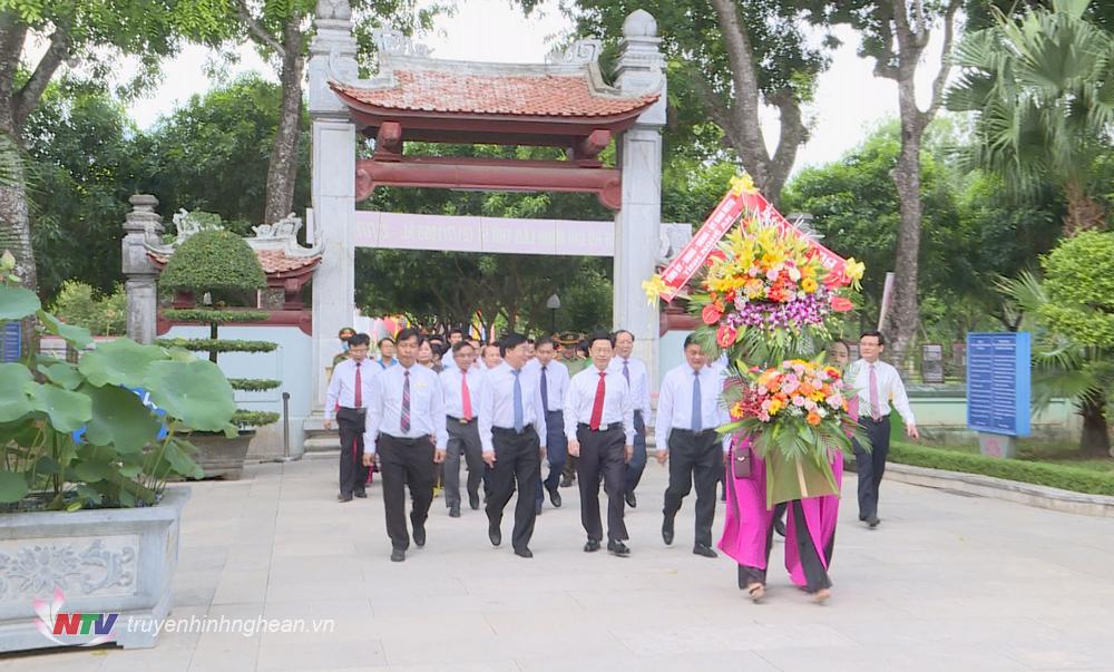 dâng hoa, dâng hương tại Khu Di tích Quốc gia đặc biệt Kim Liên (Nam Đàn).
