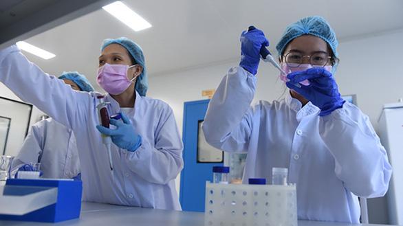 Một công đoạn trong quá trình nghiên cứu sản xuất vắc xin chống COVID-19 tại Công ty cổ phần công nghệ sinh học dược Nanogen.