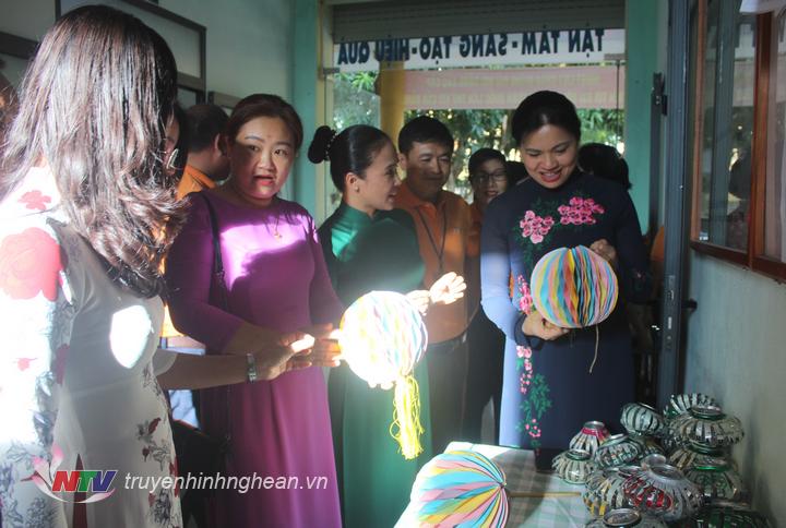 Chủ tịch hội liên hiệp phụ nữ Việt Nam Hà Nga và các thành viên trong đoàn xem sản phẩm lồng đèn trung thu được tái chế từ rác thải 