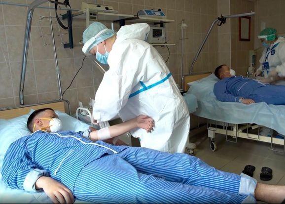 Tình nguyện viên tiêm thừ nghiệm vaccine tại Nga. Ảnh: AP.