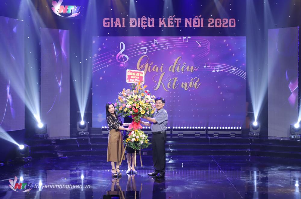Phó Giám đốc Sở Văn hóa - Thể thao Quách Thị Cường tặng hoa chúc mừng Chi hội Âm nhạc Việt Nam tỉnh Nghệ An.