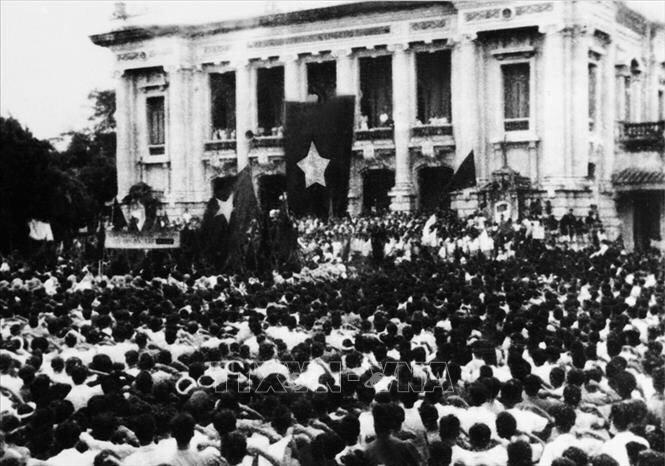 Đảng đã lãnh đạo quân, dân ta tiến hành cuộc Cách mạng Tháng Tám vĩ đại, lập nên nước Việt Nam dân chủ cộng hòa nay là nước CHXHCN Việt Nam. Trong ảnh:  Mít tinh tổng khởi nghĩa ở Quảng trường Nhà hát Lớn Hà Nội ngày 19/8/1945. (Ảnh tư liệu)