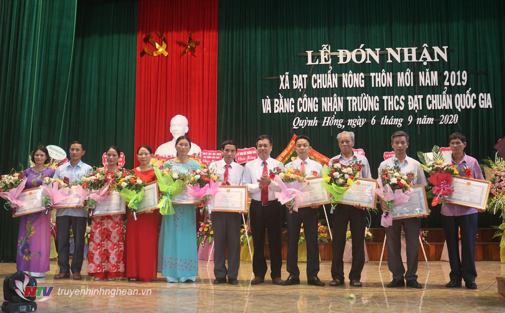 Lãnh đạo huyện Quỳnh Lưu trao giấy khen cho các tập thể, cá nhân đạt thành tích