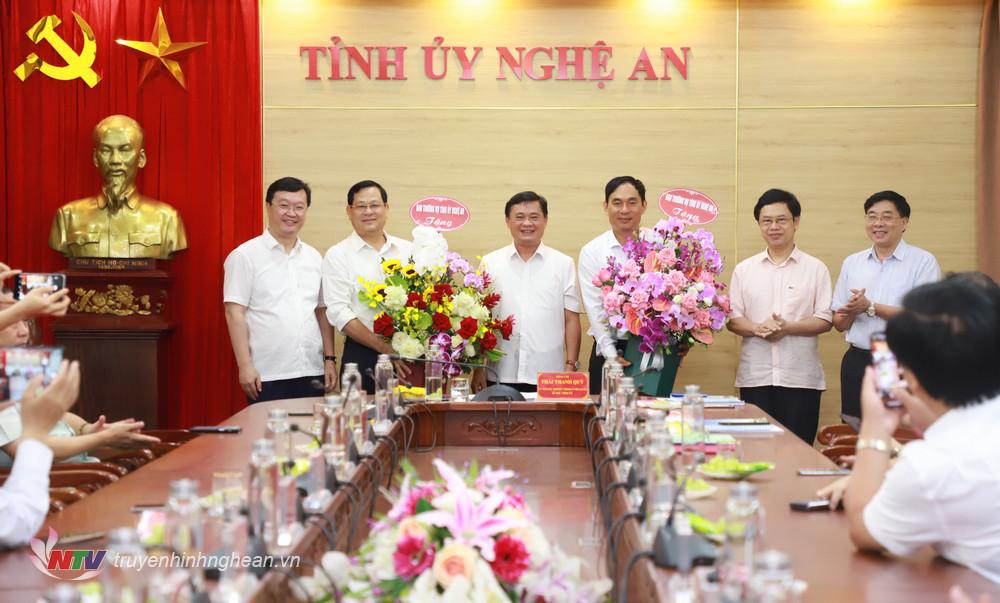 Các đồng chí Thường trực Tỉnh ủy tặng hoa các đồng chí: Nguyễn Hữu Cầu và Trần Văn Hùng.