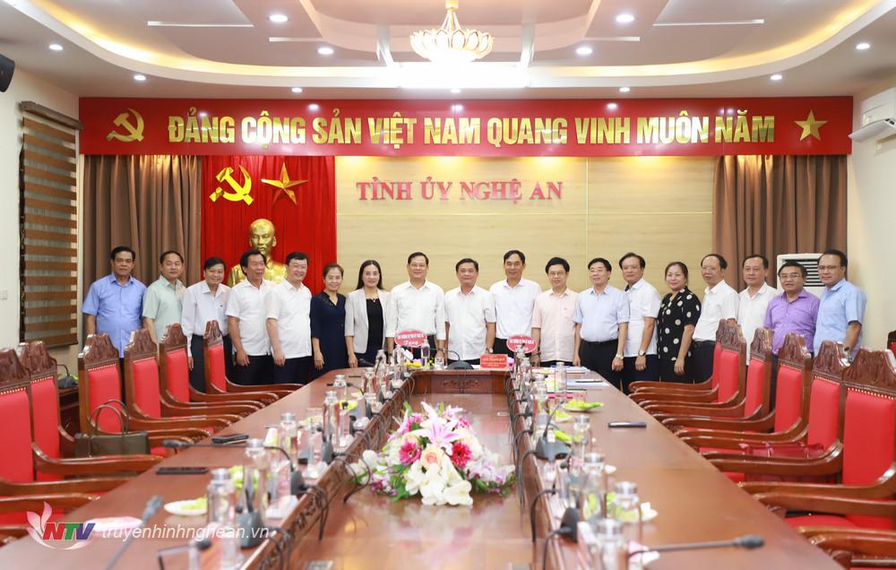 Các đồng chí Ủy viên Ban Thường vụ Tỉnh ủy chụp ảnh lưu niệm với các đồng chí Nguyễn Hữu Cầu và Trần Văn Hùng.