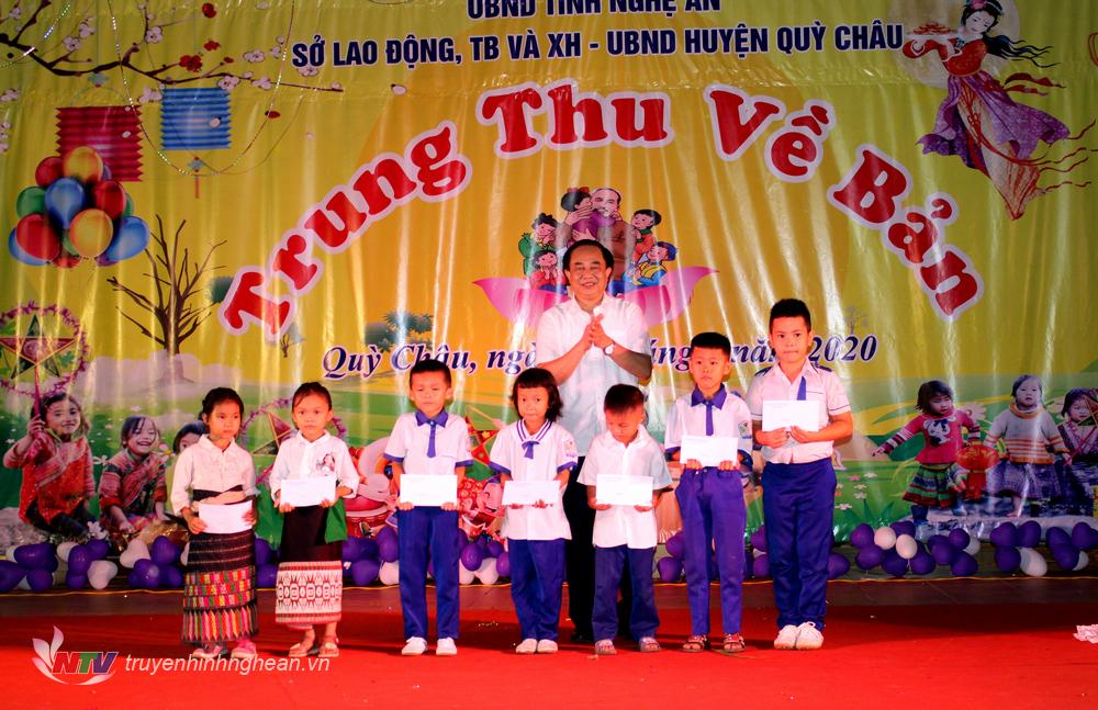Đồng chí Đoàn Hồng Vũ- Tỉnh ủy viên, Giám đốc Sở LĐTB&XH trao các món quà cho các em học sinh có hoàn cảnh khó khăn.