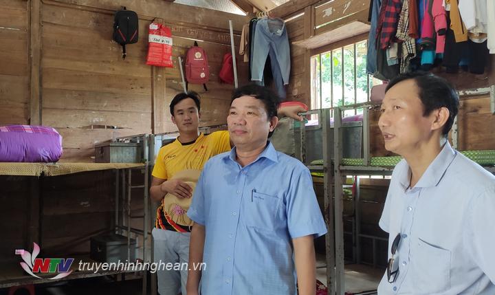 Đồng chí Hoàng Đình Tuấn – Phó ban dân vận Tỉnh ủy Nghệ An thăm phòng ký túc của các em học sinh.