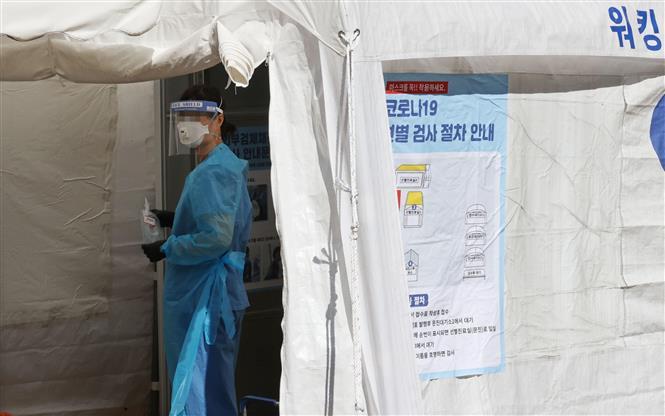 Nhân viên y tế làm việc tại điểm xét nghiệm COVID-19 dã chiến ở Seoul, Hàn Quốc, ngày 20/9/2020. 