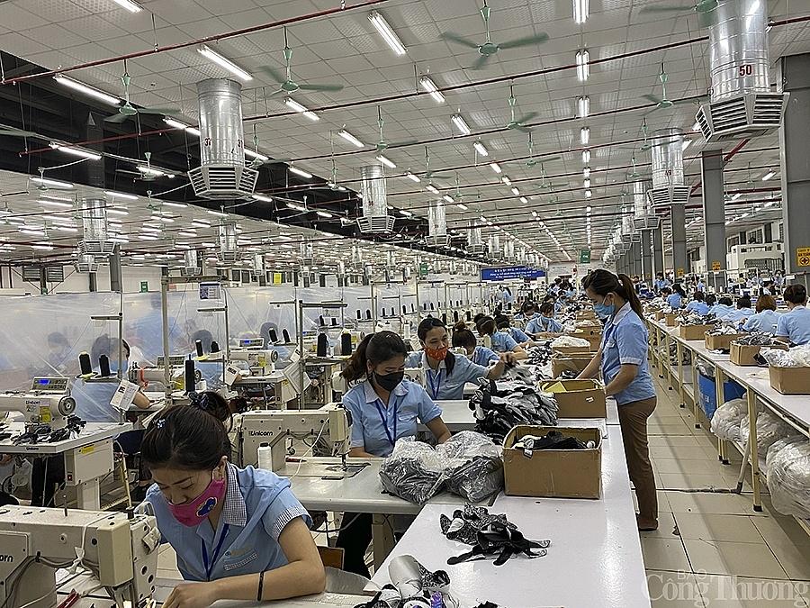 Nhiều nhà máy dệt may được đầu tư trên địa bàn tạo việc làm cho lao động địa phương