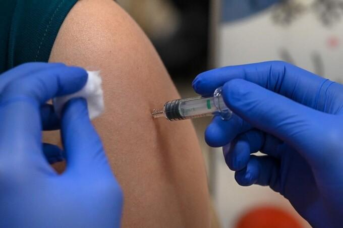 Singapore đứng hàng đầu thế giới về tiêm chủng vaccine ngừa COVID-19, với hơn 80% dân số được tiêm đủ liều. Ảnh: AFP