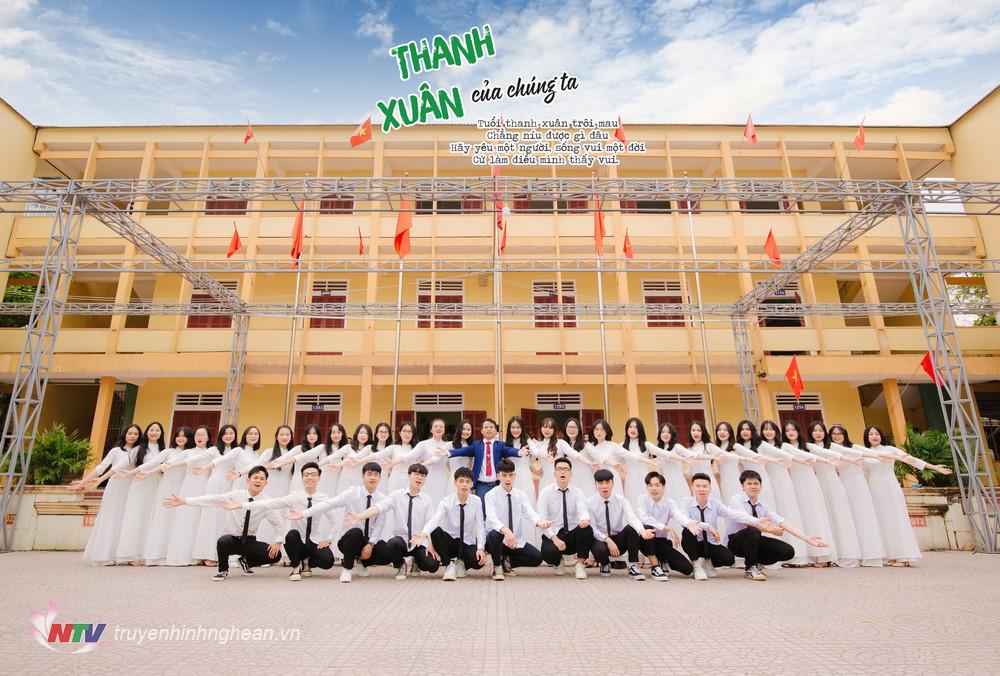 Lớp 12A1 trường THPT Đô Lương 1 cùng thầy giáo Chủ nhiệm Nguyễn Văn Đông