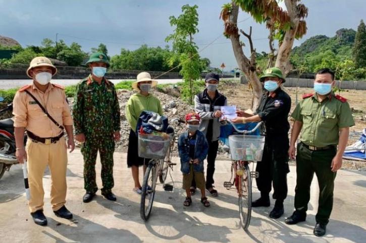 Công an TX Hoàng Mai hỗ trợ gia đình đi xe đạp từ Nam Định về Kon Tum