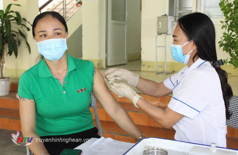 Đợt này huyện Quỳnh Lưu triển khai tiêm 13.00 liều vắc xin