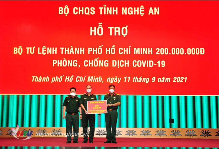 Đại diện lãnh đạo Bộ Tư lênh TP Hồ Chí Minh tiếp nhận tiền ủng hộ của cán bộ, chiến sỹ LLVT Nghệ An