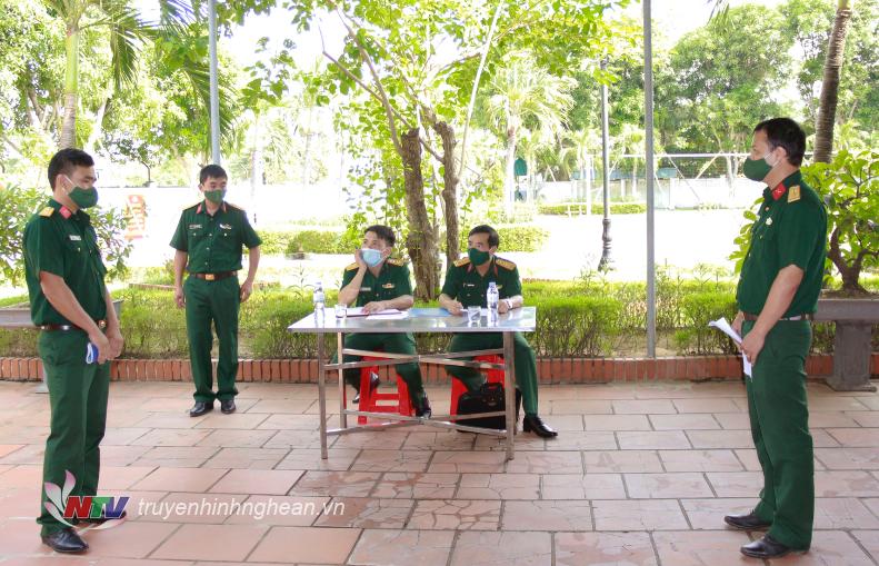 Bộ CHQS tỉnh Nghệ An kiểm tra khả năng giao tiếp bằng tiếng Lào của cán bộ, nhân viên Đội Quy tập.