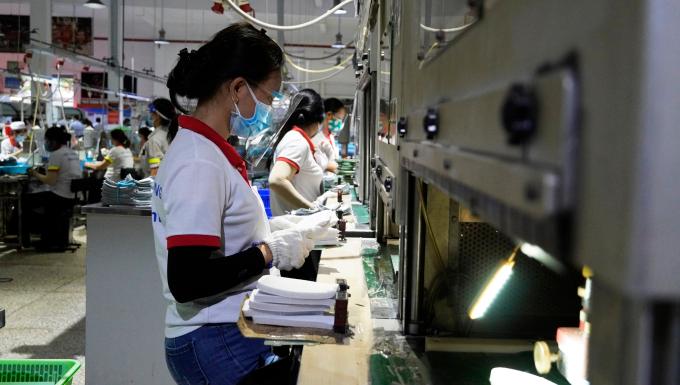 Công nhân ở khu công nghiệp Thuận Đạo, Bến Lức, Long An đi làm mùa dịch.