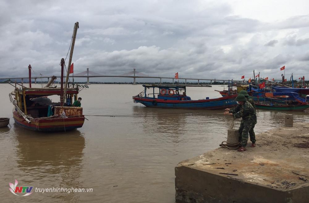 Cán bộ, chiến sĩ đồn Biên phòng cửa khẩu cảng Cửa Lò – Bến Thuỷ giúp ngư dân chằng néo tàu thuyền