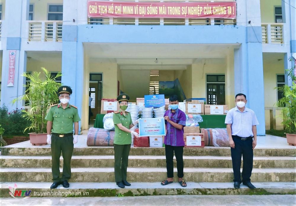 Hỗ trợ đồ dùng học tập cho năm học mới tại Trường PTCS dân tộc bán trú Bảo Thắng, Kỳ Sơn