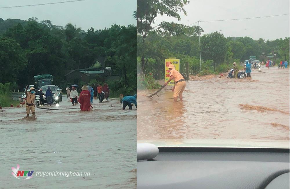 Lực lượng công an hỗ trợ người dân trong mưa lũ