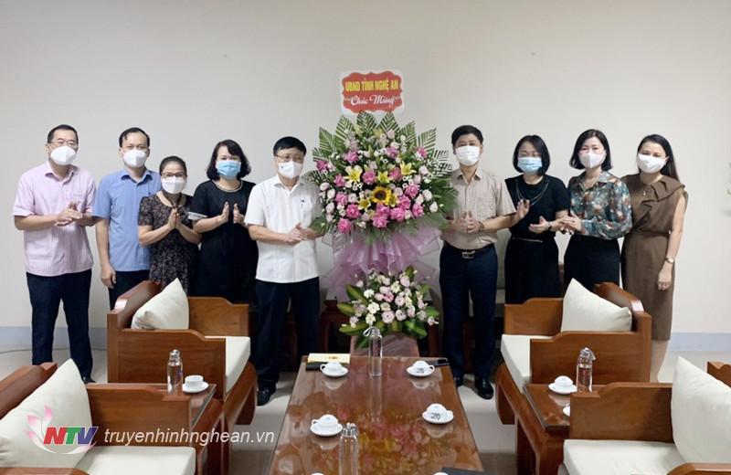 Phó Chủ tịch UBND tỉnh Bùi Đình Long tặng hoa chúc mừng Đài PTTH Nghệ An.