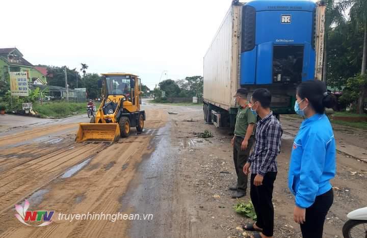 Lực lượng chức năng và đội thanh niên xung kích xã Thanh Thủy tập trung phần luồng đảm bảo giao thông tại khu vực dầu bị loang