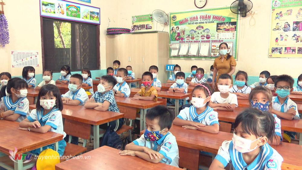Học sinh tiểu học đến lớp trong điều kiện chấp hành nghiêm quy định chống dịch