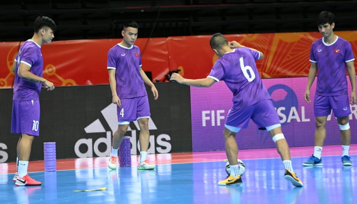ĐT Futsal Việt Nam tập làm quen sân đấu Kaunas. (Ảnh: VFF). 